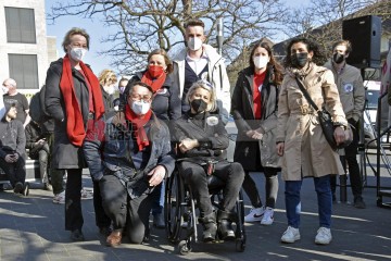 Petitionsübergabe an der Uni-Klinik Köln Petitionsübergabe von Ver.di an die Klinikleitung der Uni-Klinik Köln. | broniszbarchive / R-mediabase | <a href=/confor2/?bld=63221&t=d&pst=63210&aid=641&dc=1508&i1=broniszbarchive%20/%20R-mediabase><strong>Download Bild 63221...</strong></a>  |