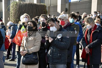 Petitionsübergabe an der Uni-Klinik Köln Petitionsübergabe von Ver.di an die Klinikleitung der Uni-Klinik Köln. | broniszbarchive / R-mediabase | <a href=/confor2/?bld=63222&t=d&pst=63210&aid=641&dc=1512&i1=broniszbarchive%20/%20R-mediabase><strong>Download Bild 63222...</strong></a>  |