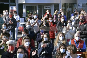 Petitionsübergabe an der Uni-Klinik Köln Petitionsübergabe von Ver.di an die Klinikleitung der Uni-Klinik Köln. | broniszbarchive / R-mediabase | <a href=/confor2/?bld=63223&t=d&pst=63210&aid=641&dc=1514&i1=broniszbarchive%20/%20R-mediabase><strong>Download Bild 63223...</strong></a>  |