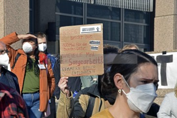 Petitionsübergabe an der Uni-Klinik Köln Petitionsübergabe von Ver.di an die Klinikleitung der Uni-Klinik Köln. | broniszbarchive / R-mediabase | <a href=/confor2/?bld=63225&t=d&pst=63210&aid=641&dc=1517&i1=broniszbarchive%20/%20R-mediabase><strong>Download Bild 63225...</strong></a>  |