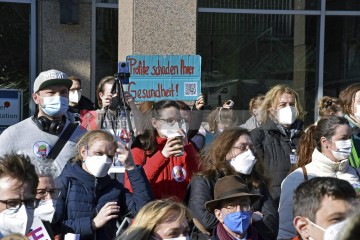 Petitionsübergabe an der Uni-Klinik Köln Petitionsübergabe von Ver.di an die Klinikleitung der Uni-Klinik Köln. | broniszbarchive / R-mediabase | <a href=/confor2/?bld=63226&t=d&pst=63210&aid=641&dc=1519&i1=broniszbarchive%20/%20R-mediabase><strong>Download Bild 63226...</strong></a>  |