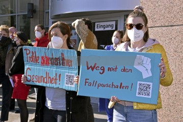 Petitionsübergabe an der Uni-Klinik Köln Petitionsübergabe von Ver.di an die Klinikleitung der Uni-Klinik Köln. | broniszbarchive / R-mediabase | <a href=/confor2/?bld=63231&t=d&pst=63210&aid=641&dc=1537&i1=broniszbarchive%20/%20R-mediabase><strong>Download Bild 63231...</strong></a>  |