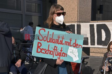 Petitionsübergabe an der Uni-Klinik Köln Petitionsübergabe von Ver.di an die Klinikleitung der Uni-Klinik Köln. | broniszbarchive / R-mediabase | <a href=/confor2/?bld=63232&t=d&pst=63210&aid=641&dc=1538&i1=broniszbarchive%20/%20R-mediabase><strong>Download Bild 63232...</strong></a>  |