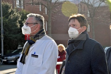 Petitionsübergabe an der Uni-Klinik Köln Petitionsübergabe von Ver.di an die Klinikleitung der Uni-Klinik Köln. | broniszbarchive / R-mediabase | <a href=/confor2/?bld=63233&t=d&pst=63210&aid=641&dc=1541&i1=broniszbarchive%20/%20R-mediabase><strong>Download Bild 63233...</strong></a>  |