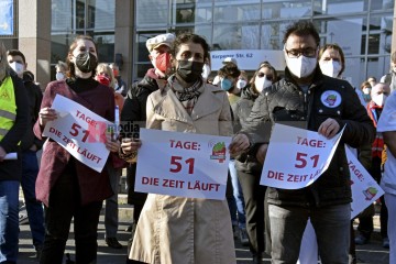 Petitionsübergabe an der Uni-Klinik Köln Petitionsübergabe von Ver.di an die Klinikleitung der Uni-Klinik Köln. | broniszbarchive / R-mediabase | <a href=/confor2/?bld=63236&t=d&pst=63210&aid=641&dc=1547&i1=broniszbarchive%20/%20R-mediabase><strong>Download Bild 63236...</strong></a>  |