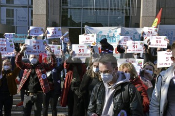 Petitionsübergabe an der Uni-Klinik Köln Petitionsübergabe von Ver.di an die Klinikleitung der Uni-Klinik Köln. | broniszbarchive / R-mediabase | <a href=/confor2/?bld=63238&t=d&pst=63210&aid=641&dc=1603&i1=broniszbarchive%20/%20R-mediabase><strong>Download Bild 63238...</strong></a>  |