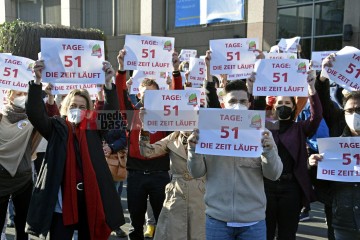 Petitionsübergabe an der Uni-Klinik Köln Petitionsübergabe von Ver.di an die Klinikleitung der Uni-Klinik Köln. | broniszbarchive / R-mediabase | <a href=/confor2/?bld=63239&t=d&pst=63210&aid=641&dc=1603&i1=broniszbarchive%20/%20R-mediabase><strong>Download Bild 63239...</strong></a>  |