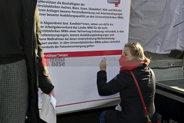 Petitionsübergabe an der Uni-Klinik Köln Petitionsübergabe von Ver.di an die Klinikleitung der Uni-Klinik Köln. | broniszbarchive / R-mediabase | <a href=/confor2/?bld=63241&t=d&pst=63210&aid=641&dc=1606&i1=broniszbarchive%20/%20R-mediabase><strong>Download Bild 63241...</strong></a>  |