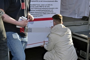 Petitionsübergabe an der Uni-Klinik Köln Petitionsübergabe von Ver.di an die Klinikleitung der Uni-Klinik Köln. | broniszbarchive / R-mediabase | <a href=/confor2/?bld=63242&t=d&pst=63210&aid=641&dc=1606&i1=broniszbarchive%20/%20R-mediabase><strong>Download Bild 63242...</strong></a>  |