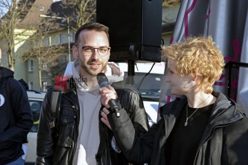 Petitionsübergabe an der Uni-Klinik Köln Petitionsübergabe von Ver.di an die Klinikleitung der Uni-Klinik Köln. | broniszbarchive / R-mediabase | <a href=/confor2/?bld=63243&t=d&pst=63210&aid=641&dc=1606&i1=broniszbarchive%20/%20R-mediabase><strong>Download Bild 63243...</strong></a>  |