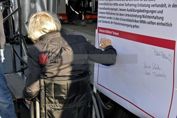 Petitionsübergabe an der Uni-Klinik Köln Petitionsübergabe von Ver.di an die Klinikleitung der Uni-Klinik Köln. | broniszbarchive / R-mediabase | <a href=/confor2/?bld=63244&t=d&pst=63210&aid=641&dc=1606&i1=broniszbarchive%20/%20R-mediabase><strong>Download Bild 63244...</strong></a>  |