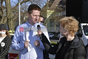 Petitionsübergabe an der Uni-Klinik Köln Petitionsübergabe von Ver.di an die Klinikleitung der Uni-Klinik Köln. | broniszbarchive / R-mediabase | <a href=/confor2/?bld=63245&t=d&pst=63210&aid=641&dc=1606&i1=broniszbarchive%20/%20R-mediabase><strong>Download Bild 63245...</strong></a>  |