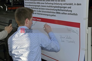 Petitionsübergabe an der Uni-Klinik Köln Petitionsübergabe von Ver.di an die Klinikleitung der Uni-Klinik Köln. | broniszbarchive / R-mediabase | <a href=/confor2/?bld=63246&t=d&pst=63210&aid=641&dc=1607&i1=broniszbarchive%20/%20R-mediabase><strong>Download Bild 63246...</strong></a>  |