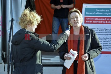 Petitionsübergabe an der Uni-Klinik Köln Petitionsübergabe von Ver.di an die Klinikleitung der Uni-Klinik Köln. | broniszbarchive / R-mediabase | <a href=/confor2/?bld=63247&t=d&pst=63210&aid=641&dc=1607&i1=broniszbarchive%20/%20R-mediabase><strong>Download Bild 63247...</strong></a>  |