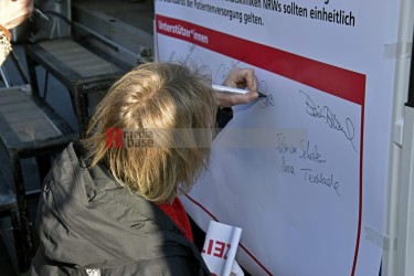 Kundgebung und Petitionsübergabe vor der Uni-Klinik Köln # Aktuelles , Ungültige Taxonomie.