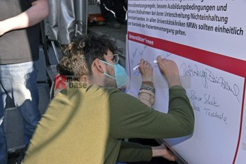 Petitionsübergabe an der Uni-Klinik Köln Petitionsübergabe von Ver.di an die Klinikleitung der Uni-Klinik Köln. | broniszbarchive / R-mediabase | <a href=/confor2/?bld=63249&t=d&pst=63210&aid=641&dc=1608&i1=broniszbarchive%20/%20R-mediabase><strong>Download Bild 63249...</strong></a>  |