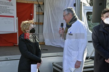 Petitionsübergabe an der Uni-Klinik Köln Petitionsübergabe von Ver.di an die Klinikleitung der Uni-Klinik Köln. | broniszbarchive / R-mediabase | <a href=/confor2/?bld=63251&t=d&pst=63210&aid=641&dc=1611&i1=broniszbarchive%20/%20R-mediabase><strong>Download Bild 63251...</strong></a>  |