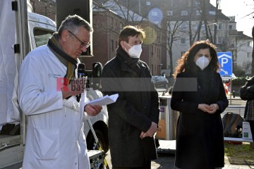 Petitionsübergabe an der Uni-Klinik Köln Petitionsübergabe von Ver.di an die Klinikleitung der Uni-Klinik Köln. | broniszbarchive / R-mediabase | <a href=/confor2/?bld=63252&t=d&pst=63210&aid=641&dc=1613&i1=broniszbarchive%20/%20R-mediabase><strong>Download Bild 63252...</strong></a>  |