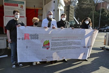 Petitionsübergabe an der Uni-Klinik Köln Petitionsübergabe von Ver.di an die Klinikleitung der Uni-Klinik Köln. | broniszbarchive / R-mediabase | <a href=/confor2/?bld=63253&t=d&pst=63210&aid=641&dc=1616&i1=broniszbarchive%20/%20R-mediabase><strong>Download Bild 63253...</strong></a>  |