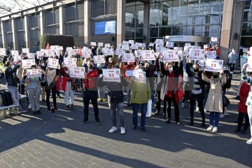 Petitionsübergabe an der Uni-Klinik Köln Petitionsübergabe von Ver.di an die Klinikleitung der Uni-Klinik Köln. | broniszbarchive / R-mediabase | <a href=/confor2/?bld=63254&t=d&pst=63210&aid=641&dc=1617&i1=broniszbarchive%20/%20R-mediabase><strong>Download Bild 63254...</strong></a>  |