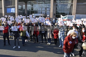 Petitionsübergabe an der Uni-Klinik Köln Petitionsübergabe von Ver.di an die Klinikleitung der Uni-Klinik Köln. | broniszbarchive / R-mediabase | <a href=/confor2/?bld=63255&t=d&pst=63210&aid=641&dc=1617&i1=broniszbarchive%20/%20R-mediabase><strong>Download Bild 63255...</strong></a>  |