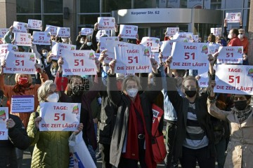 Petitionsübergabe an der Uni-Klinik Köln Petitionsübergabe von Ver.di an die Klinikleitung der Uni-Klinik Köln. | broniszbarchive / R-mediabase | <a href=/confor2/?bld=63256&t=d&pst=63210&aid=641&dc=1617&i1=broniszbarchive%20/%20R-mediabase><strong>Download Bild 63256...</strong></a>  |