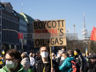 Boycott Putin's Oil+Gas | grueter/r-mediabase / R-mediabase | <a href=/confor2/?bld=63331&t=d&pst=63324&aid=575&dc=1311&i1=grueter/r-mediabase%20/%20R-mediabase><strong>Download Bild 63331...</strong></a> |