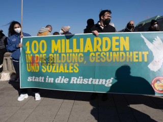 100 MRD für in die Bildung... | grueter/r-mediabase / R-mediabase | <a href=/confor2/?bld=63334&t=d&pst=63324&aid=575&dc=1312&i1=grueter/r-mediabase%20/%20R-mediabase><strong>Download Bild 63334...</strong></a> |