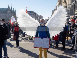 Putin Kills Children | grueter/r-mediabase / R-mediabase | <a href=/confor2/?bld=63337&t=d&pst=63324&aid=575&dc=1314&i1=grueter/r-mediabase%20/%20R-mediabase><strong>Download Bild 63337...</strong></a> |