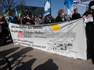 Mit den Waffen des Geistes gegen den Geist der Waffen | grueter/r-mediabase / R-mediabase | <a href=/confor2/?bld=63340&t=d&pst=63324&aid=575&dc=1316&i1=grueter/r-mediabase%20/%20R-mediabase><strong>Download Bild 63340...</strong></a> |