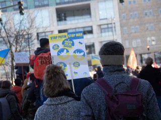 Stop War, Stop Putin, Friedenfür die Ukraine | grueter/r-mediabase / R-mediabase | <a href=/confor2/?bld=63349&t=d&pst=63324&aid=575&dc=1322&i1=grueter/r-mediabase%20/%20R-mediabase><strong>Download Bild 63349...</strong></a> |