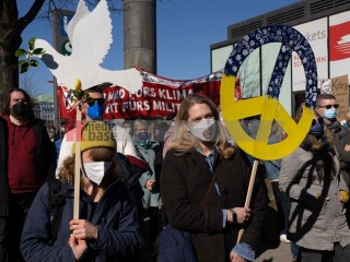 Stoppt den Krieg | grueter/r-mediabase / R-mediabase | <a href=/confor2/?bld=63357&t=d&pst=63324&aid=575&dc=1330&i1=grueter/r-mediabase%20/%20R-mediabase><strong>Download Bild 63357...</strong></a> |