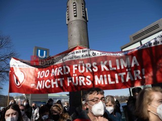100 MRD fürs Klima nicht fürs Militär | grueter/r-mediabase / R-mediabase | <a href=/confor2/?bld=63358&t=d&pst=63324&aid=575&dc=1330&i1=grueter/r-mediabase%20/%20R-mediabase><strong>Download Bild 63358...</strong></a> |