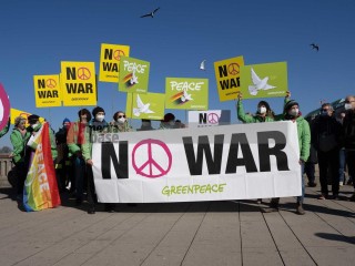 No War | grueter/r-mediabase / R-mediabase | <a href=/confor2/?bld=63365&t=d&pst=63324&aid=575&dc=1244&i1=grueter/r-mediabase%20/%20R-mediabase><strong>Download Bild 63365...</strong></a> |