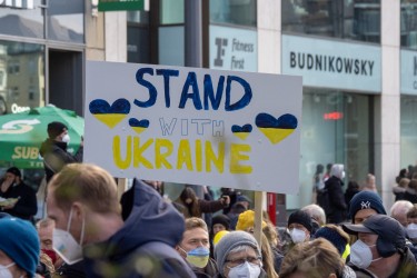 Stand with Ukraine | Bildrechte  Grueter | <strong>Bild</strong> 63006  <a href=/confor/?bld=63006&pst=62983>anfragen</a> | <strong>Galerie</strong> 62983  <a href=/gezielte-bildersuche/?sk=62983>anzeigen</a>