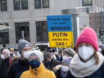 Demo gegen Ukraine-Krieg <i>Bild  63017 Grueter</i><br><a href=/confor2/?bld=63017&pst=62983&aid=575>Anfrage <strong>Download</strong></a>