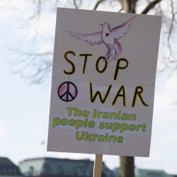 Demo gegen Ukraine-Krieg <i>Bild 63033 Grueter</i><br><a href=/confor2/?bld=63033&pst=62983&aid=575>Download (Anfrage)</a>  /  <a href=/?page_id=62983#jig2>zur Galerie</a>