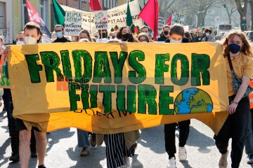 Fridays for Future - Globaler Klimastreik am 25. März 2022 <i>Bild 63611 Bitzel</i><br><a href=/confor2/?bld=63611&pst=63606&aid=70>Download (Anfrage)</a>  /  <a href=/?page_id=63606#jig2>zur Galerie</a>