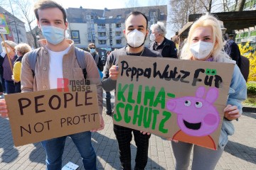 Fridays for Future - Globaler Klimastreik am 25. März 2022 <i>Bild 63614 Bitzel</i><br><a href=/confor2/?bld=63614&pst=63606&aid=70>Download (Anfrage)</a>  /  <a href=/?page_id=63606#jig2>zur Galerie</a>