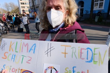 Fridays for Future - Globaler Klimastreik am 25. März 2022 <i>Bild 63617 Bitzel</i><br><a href=/confor2/?bld=63617&pst=63606&aid=70>Download (Anfrage)</a>  /  <a href=/?page_id=63606#jig2>zur Galerie</a>
