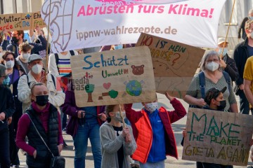 Fridays for Future - Globaler Klimastreik am 25. März 2022 <i>Bild 63621 Bitzel</i><br><a href=/confor2/?bld=63621&pst=63606&aid=70>Download (Anfrage)</a>  /  <a href=/?page_id=63606#jig2>zur Galerie</a>