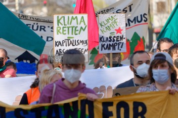 Fridays for Future - Globaler Klimastreik am 25. März 2022 <i>Bild 63624 Bitzel</i><br><a href=/confor2/?bld=63624&pst=63606&aid=70>Download (Anfrage)</a>  /  <a href=/?page_id=63606#jig2>zur Galerie</a>