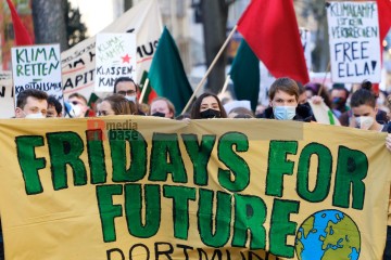Fridays for Future - Globaler Klimastreik am 25. März 2022 <i>Bild 63626 Bitzel</i><br><a href=/confor2/?bld=63626&pst=63606&aid=70>Download (Anfrage)</a>  /  <a href=/?page_id=63606#jig2>zur Galerie</a>