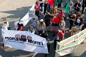 Fridays for Future - Globaler Klimastreik am 25. März 2022 <i>Bild 63631 Bitzel</i><br><a href=/confor2/?bld=63631&pst=63606&aid=70>Download (Anfrage)</a>  /  <a href=/?page_id=63606#jig2>zur Galerie</a>