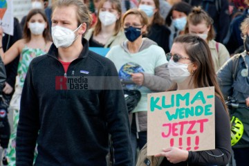 Fridays for Future - Globaler Klimastreik am 25. März 2022 <i>Bild 63635 Bitzel</i><br><a href=/confor2/?bld=63635&pst=63606&aid=70>Download (Anfrage)</a>  /  <a href=/?page_id=63606#jig2>zur Galerie</a>