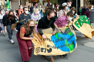 Fridays for Future - Globaler Klimastreik am 25. März 2022 <i>Bild 63637 Bitzel</i><br><a href=/confor2/?bld=63637&pst=63606&aid=70>Download (Anfrage)</a>  /  <a href=/?page_id=63606#jig2>zur Galerie</a>