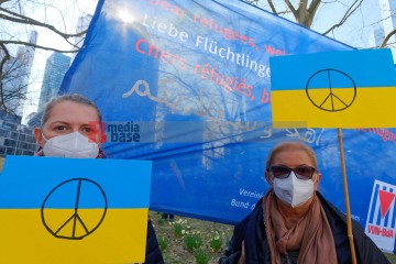 Frankfurt: Großdemo gegen den Krieg in der Ukraine <i>Bild 63387 Bitzel</i><br><a href=/confor2/?bld=63387&pst=63385&aid=70>Download (Anfrage)</a>  /  <a href=/?page_id=63385#jig2>zur Galerie</a>