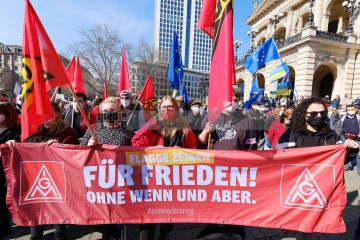 Frankfurt: Großdemo gegen den Krieg in der Ukraine <i>Bild 63394 Bitzel</i><br><a href=/confor2/?bld=63394&pst=63385&aid=70>Download (Anfrage)</a>  /  <a href=/?page_id=63385#jig2>zur Galerie</a>