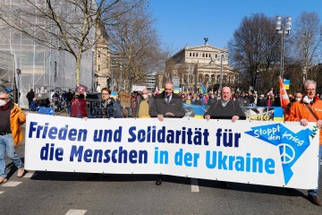 Frankfurt: Großdemo gegen den Krieg in der Ukraine <i>Bild 63404 Bitzel</i><br><a href=/confor2/?bld=63404&pst=63385&aid=70>Download (Anfrage)</a>  /  <a href=/?page_id=63385#jig2>zur Galerie</a>