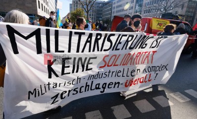 Frankfurt: Großdemo gegen den Krieg in der Ukraine <i>Bild 63406 Bitzel</i><br><a href=/confor2/?bld=63406&pst=63385&aid=70>Download (Anfrage)</a>  /  <a href=/?page_id=63385#jig2>zur Galerie</a>
